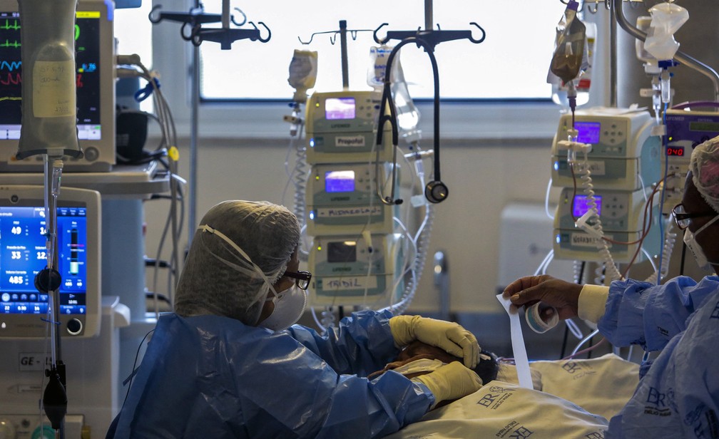 Equipe de saúde cuida de paciente internado com Covid-19 na UTI do Hospital Emílio Ribas, em São Paulo, no dia 17 de março